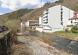 Hallan el cuerpo de una persona en el río Deva a su paso por un pueblo de Guipúzcoa