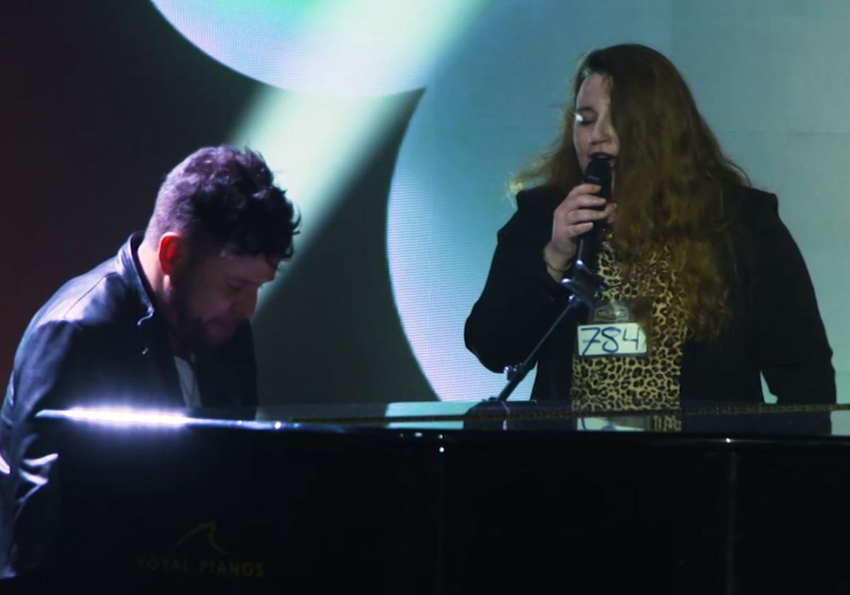 Ana Víctor, cantando junto a Pablo López en el especial de Tierra de Talento por el 28F