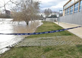 «La política hídrica del Gobierno es de chiste: barcos con agua desalada y el Ebro desbordado»