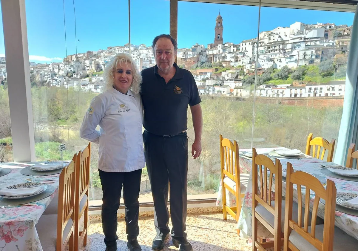 María José Agudo y Manuel Cabrera 'Zapatilla' posan en su restaurante con las vistas de Montoro al fondo