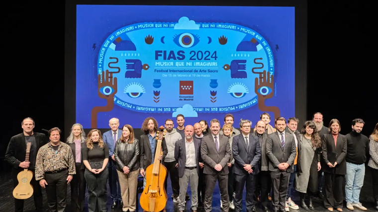 El consejero Mariano de Paco, el director Pepe Mompeán y otras autoridades en la presentación del FIAS 2024 con varios de los artistas que participan en su programación