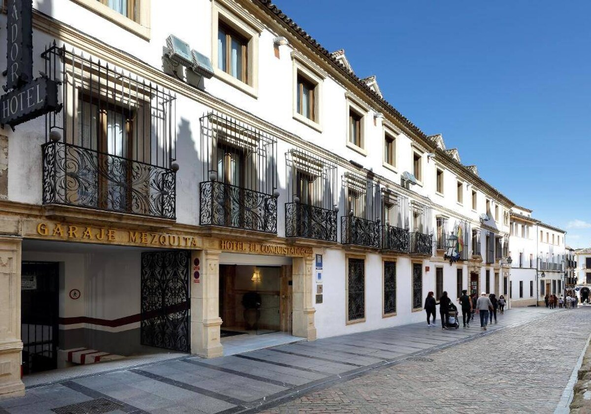 Fachada del Hotel Conquistador, en la calle Magistral González Francés