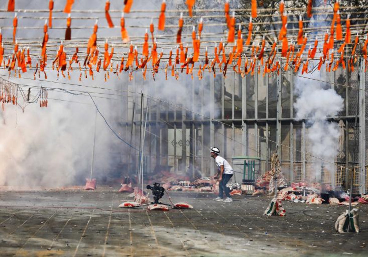 Imagen de archivo de una mascletà de Fallas en la plaza del Ayuntamiento de Valencia