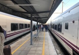 Los viajeros del tren Almería-Madrid se quedan atrapados más de una hora y media en un túnel por la avería de la locomotora
