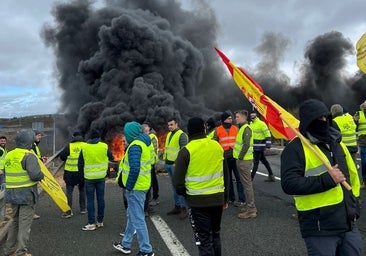 Una movilización de ganaderos entre Burgos y Palencia salta a Cantabria y corta la A-67