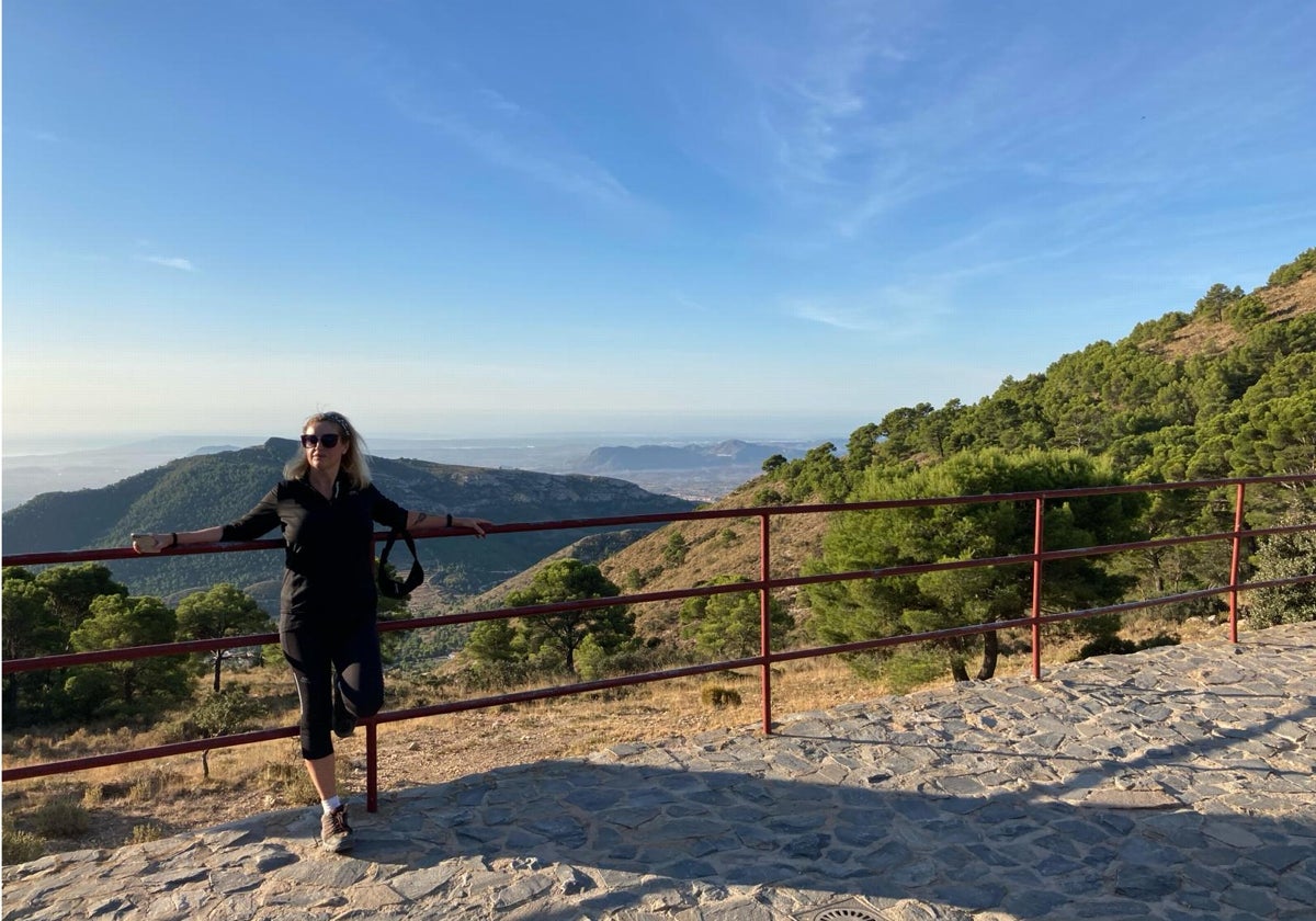 Una senderista contempla las vistas del paisaje desde la Sierra del Maigmó, en el conocido como 'Balcón de Alicante'.