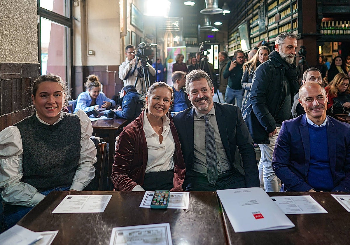 Los consejeros De Paco y Dávila, presentando la Sesión Vermú de 2024 en Casa Mingo