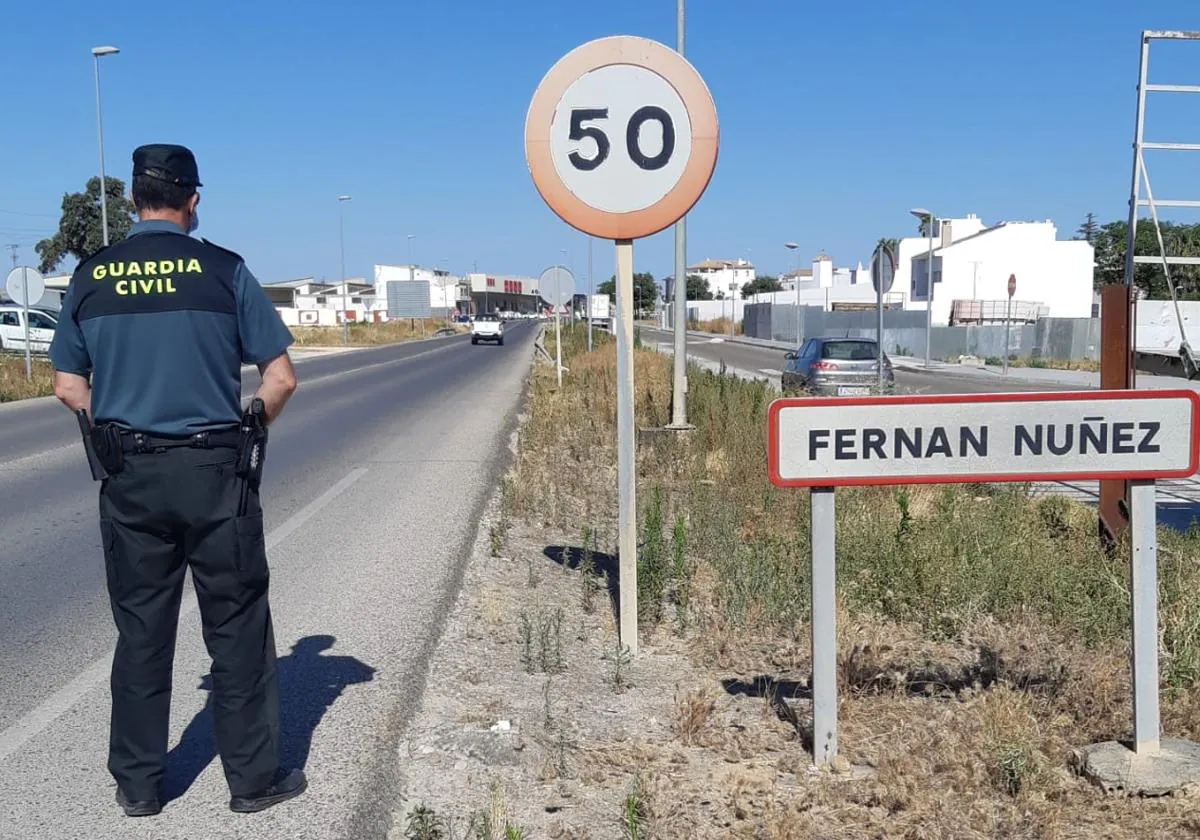 Un agente de la Guardia Civil realizando labores de vigilancia a la entrada de Fernán Núñez