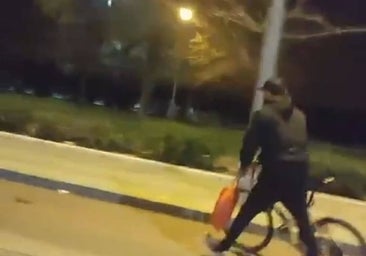 Así atrapan los vecinos al ladrón de una bici en una urbanización de Córdoba