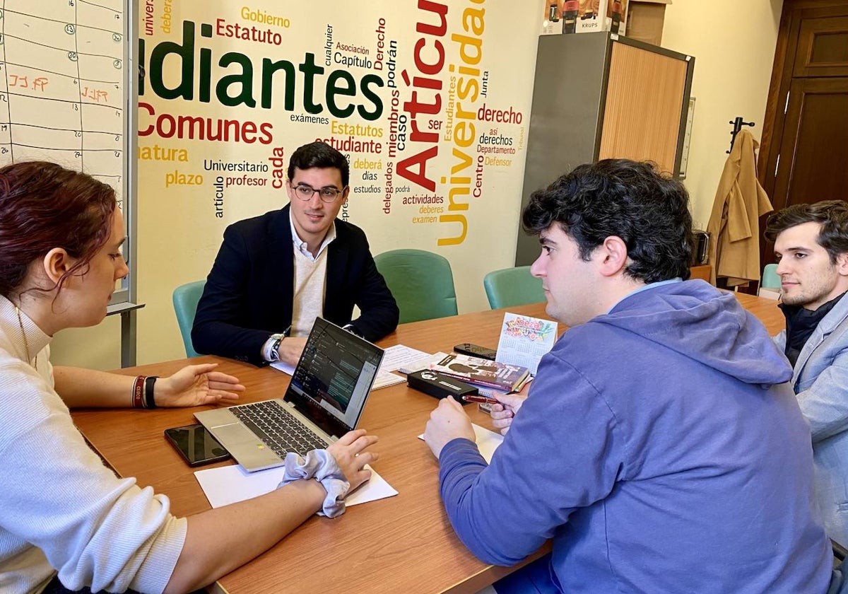 El parlamentario José Carlos García, con los miembros del Consejo de Estudiantes