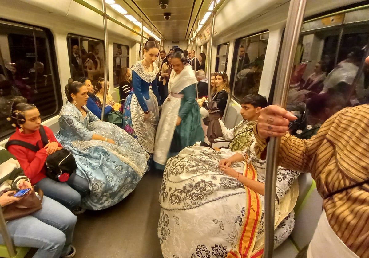 Imagen de archivo de falleras en un vagón de Metrovalencia