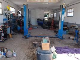 La Guardia Civil desmantela un taller clandestino de vehículos en Alicante involucrado en un vertido ilegal de restos de neumáticos