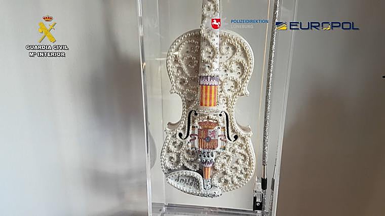 Un violín decorado incautado en a operación