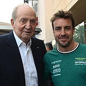 Don Juan Carlos, en Baréin con Fernando Alonso y Carlos Sainz para el arranque del Mundial de Fórmula 1