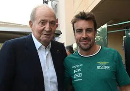 Don Juan Carlos, en Baréin con Fernando Alonso y Carlos Sainz para el arranque del Mundial de Fórmula 1