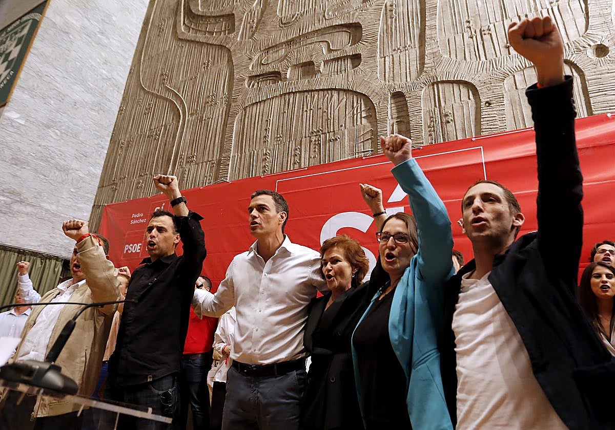 Cristian Corvillo, en primero por la derecha, en un mitin de Sánchez en Córdoba en abril de 2017