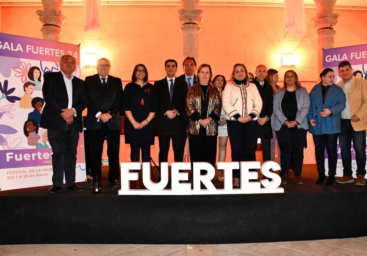 Cedillo, junto al alcalde de Torrijos, Andrés Martín, y compañeros de la corporación provincial