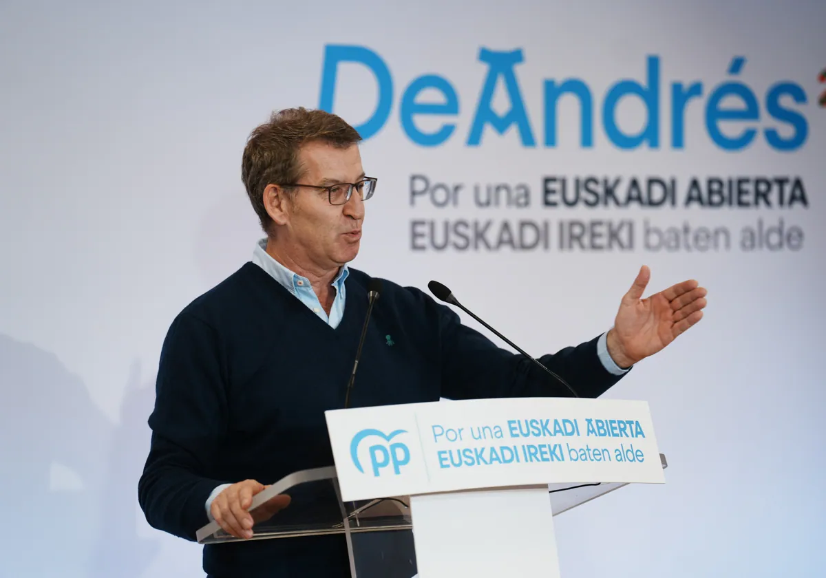 Alberto Núñez Feijóo, este sábado en Vitoria, durante un acto con el candidato del PP en el País Vasco, Javier de Andrés