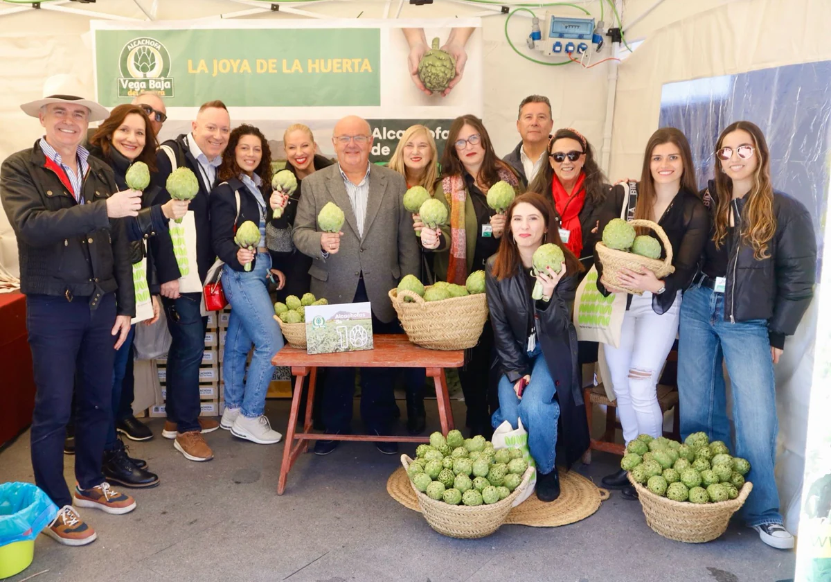 Participantes en la feria del IX Congreso Nacional de la Alcachofa en Almoradí, este sábado.