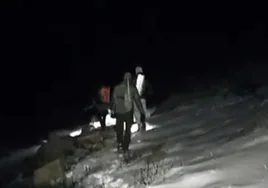 Así ha sido el rescate de madrugada de tres montañeros aislados en un refugio sin techo y rodeados de nieve en Ávila