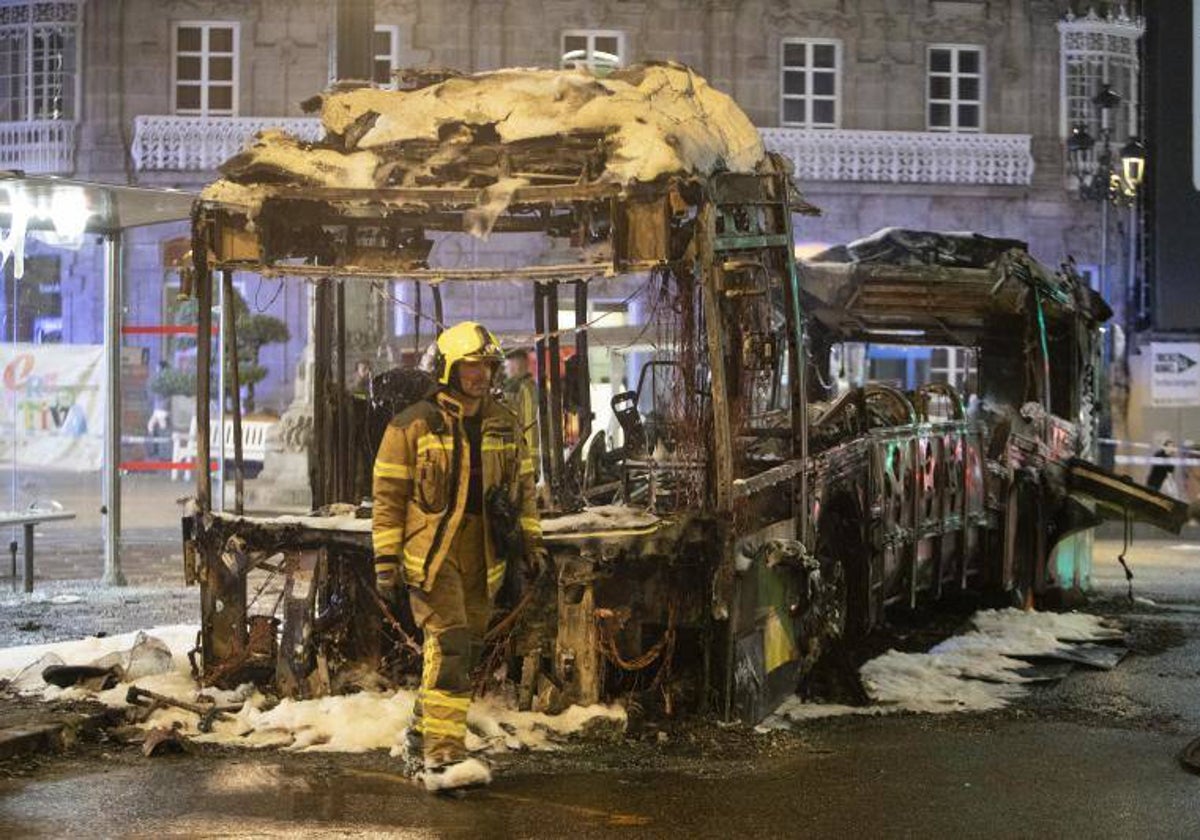 Un autobús de la compañía Vitrasa, quemado en pleno centro de la ciudad, en mayo de 2023