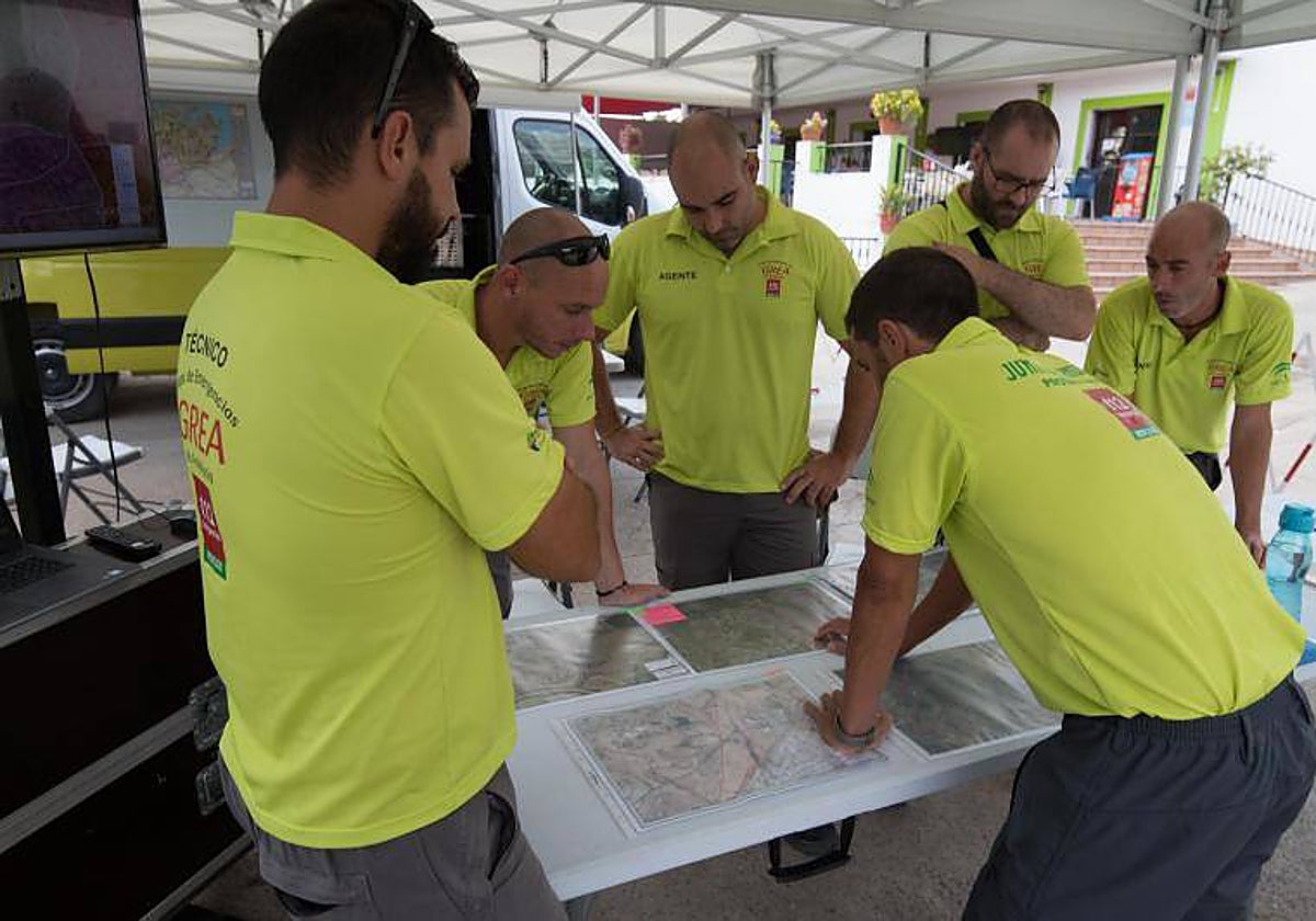Dispositivo de búsqueda en Alcolea para buscar a un desaparecido en una imagen de archivo