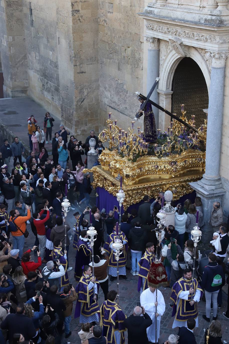 Fotos: La elegante procesión triunfal del Señor del Calvario en Córdoba