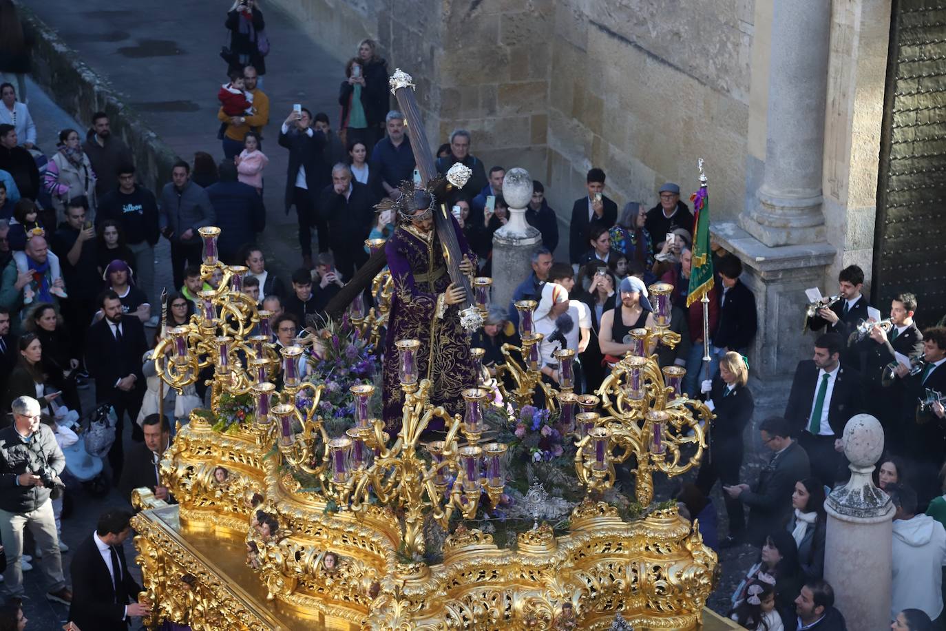 Fotos: La elegante procesión triunfal del Señor del Calvario en Córdoba