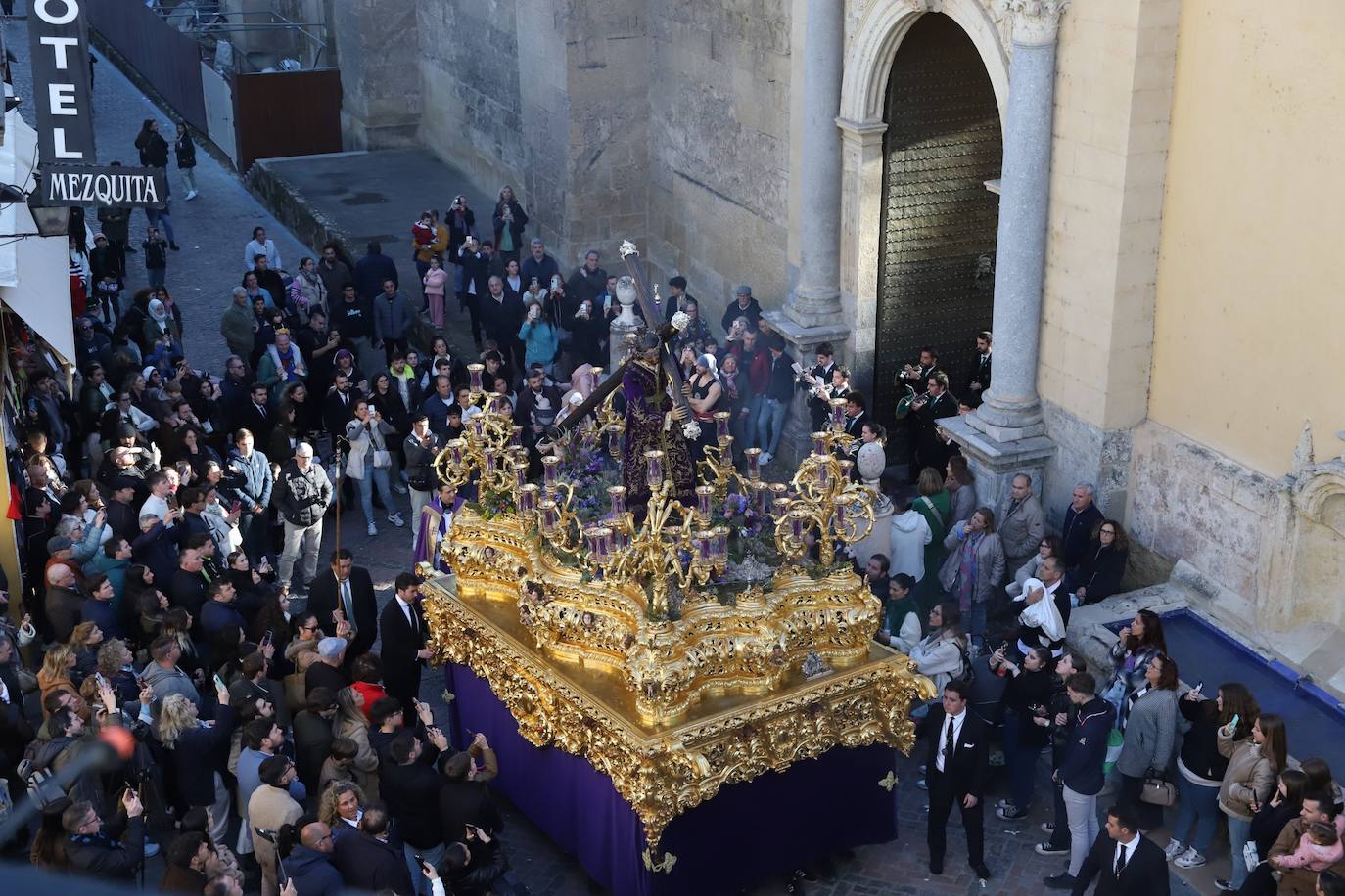 Fotos: La elegante procesión triunfal del Señor del Calvario en Córdoba