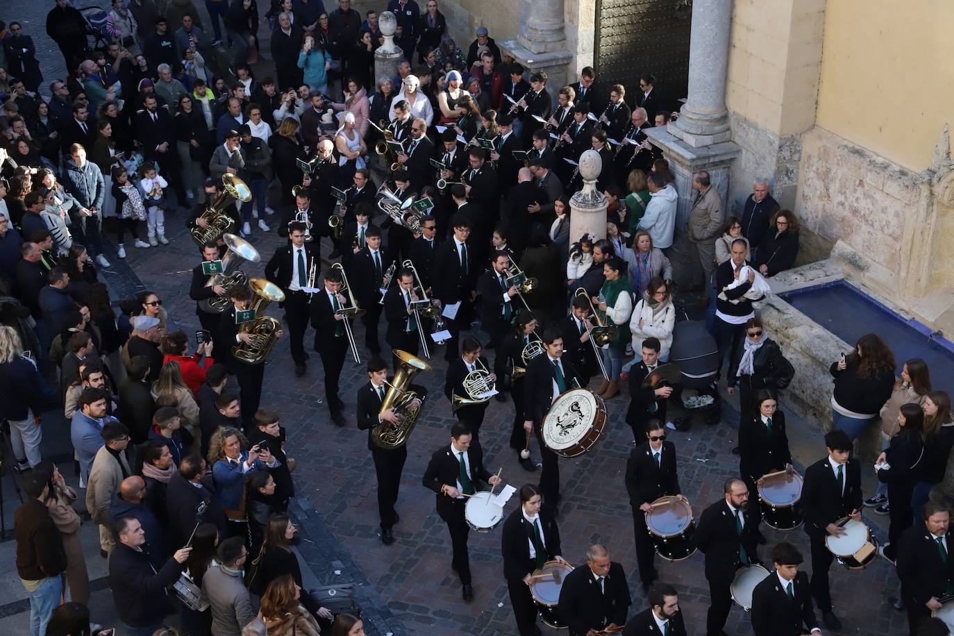Fotos: La elegante procesión triunfal del Señor del Calvario en Córdoba