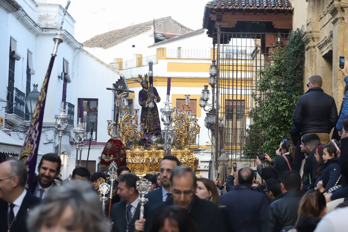 Fotos: La elegante procesión triunfal del Señor del Calvario en Córdoba