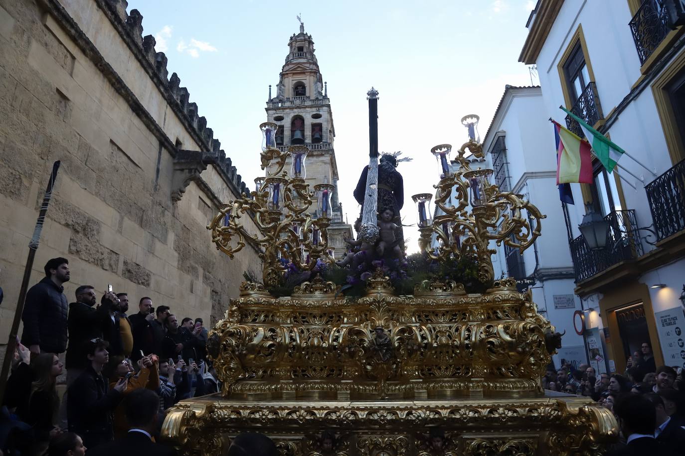 Fotos: La elegante procesión triunfal del Señor del Calvario en Córdoba