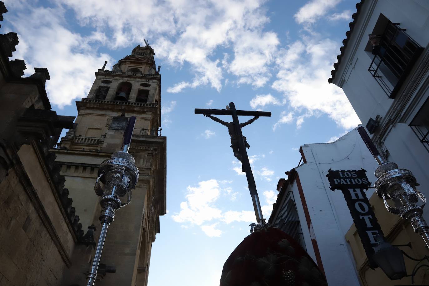 Fotos: La elegante procesión triunfal del Señor del Calvario en Córdoba