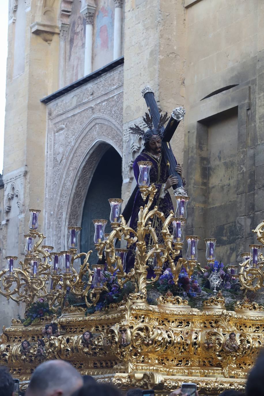 Fotos: La elegante procesión triunfal del Señor del Calvario en Córdoba