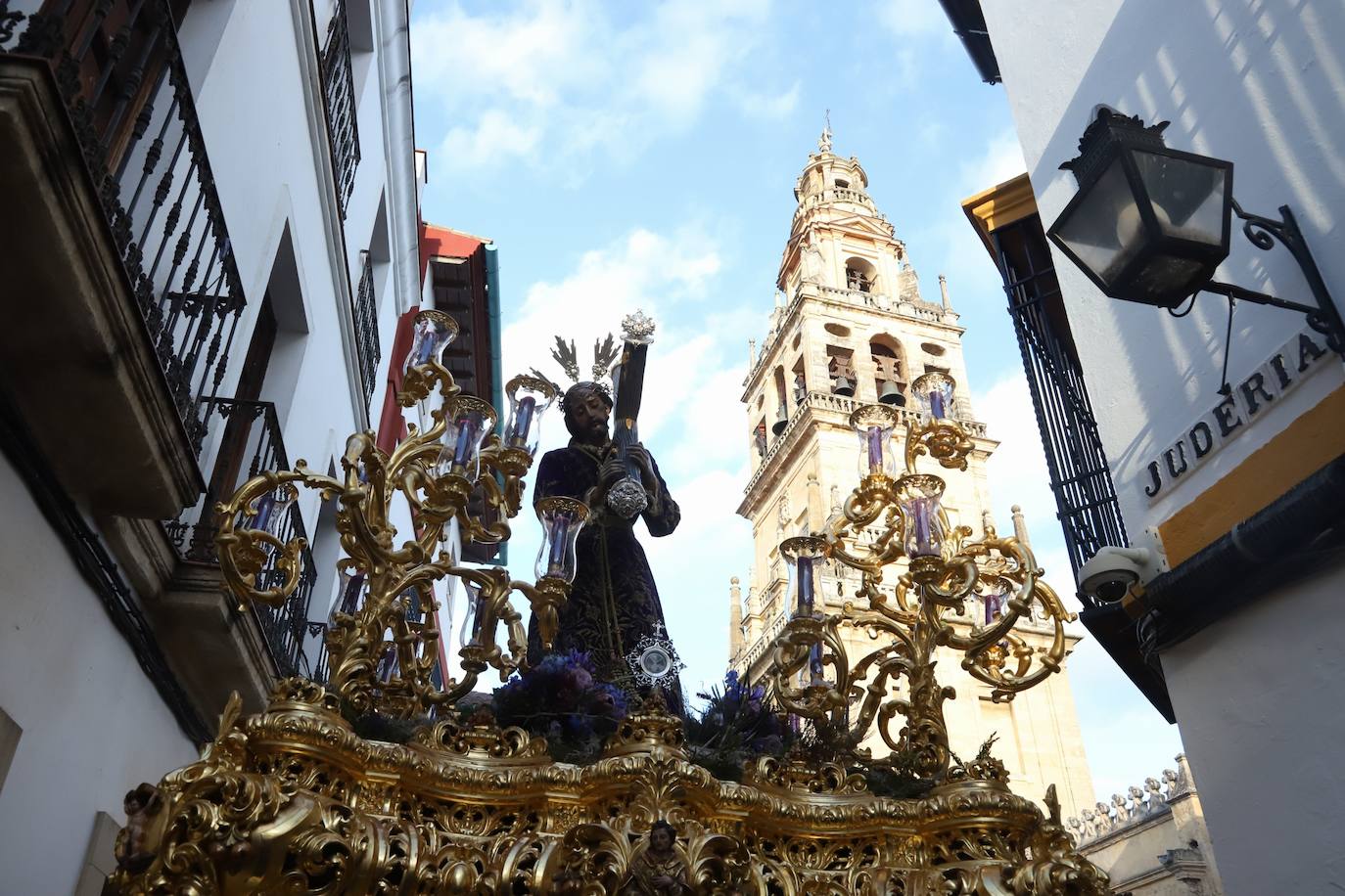 Fotos: La elegante procesión triunfal del Señor del Calvario en Córdoba
