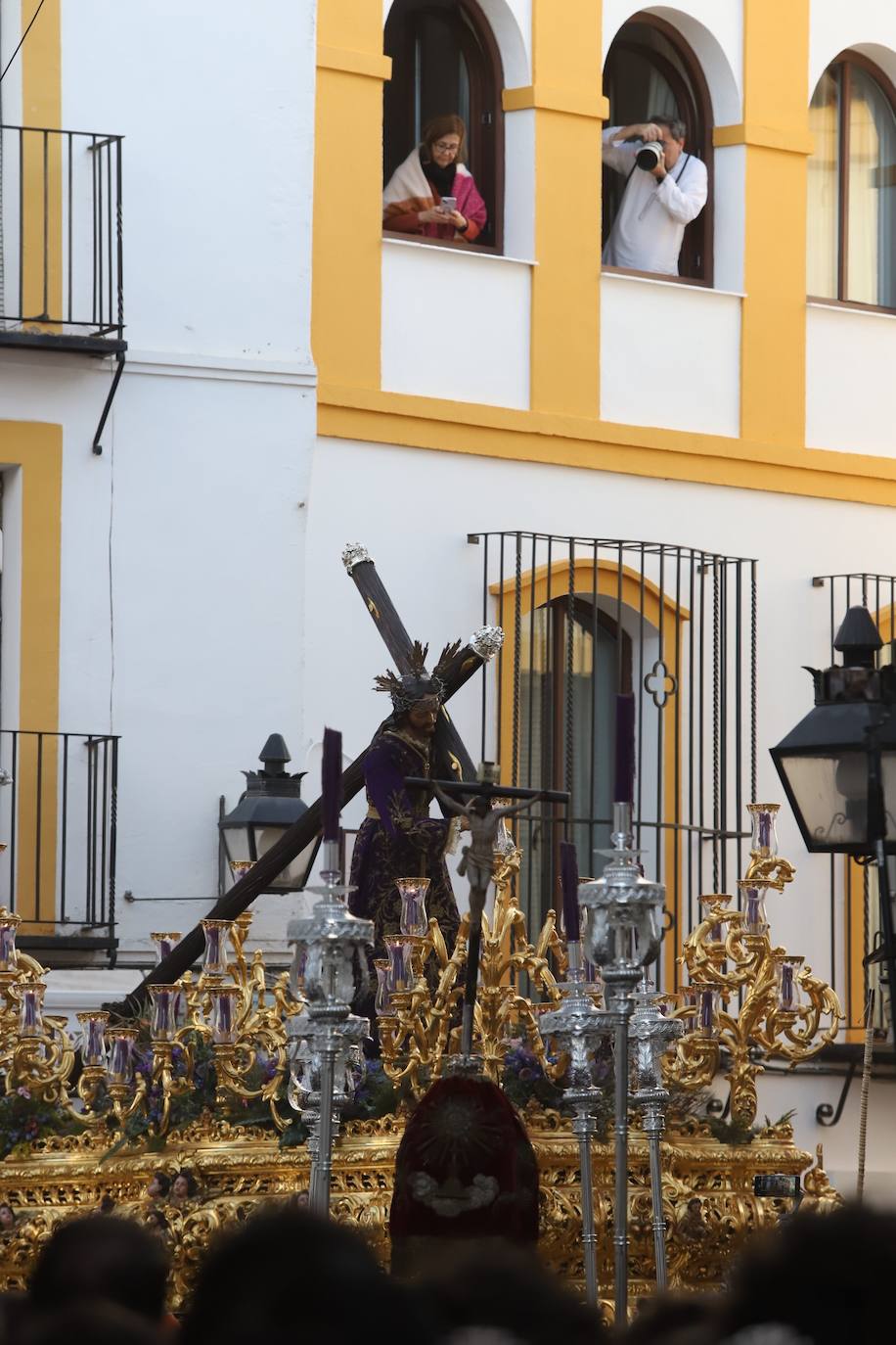 Fotos: La elegante procesión triunfal del Señor del Calvario en Córdoba