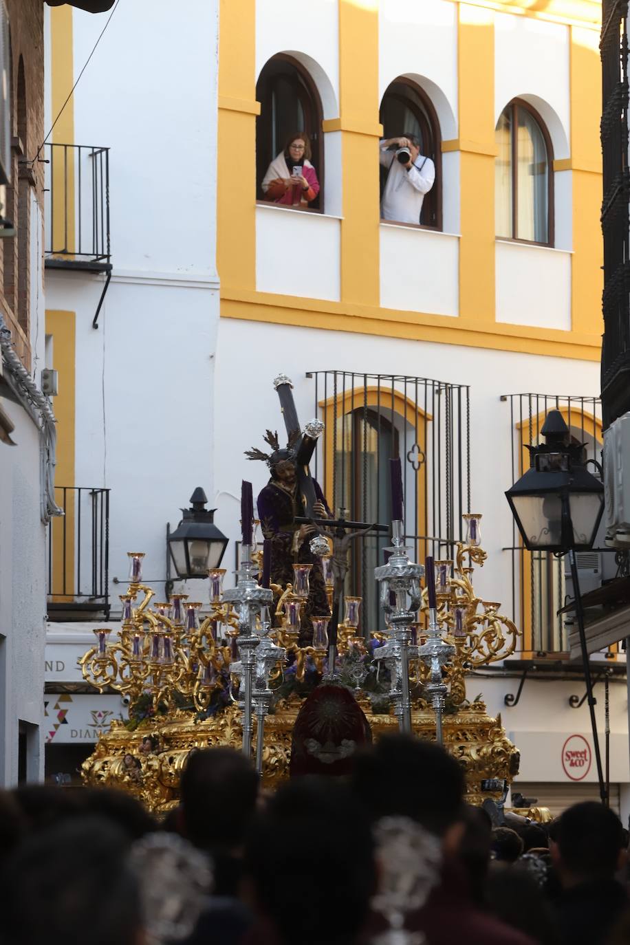 Fotos: La elegante procesión triunfal del Señor del Calvario en Córdoba