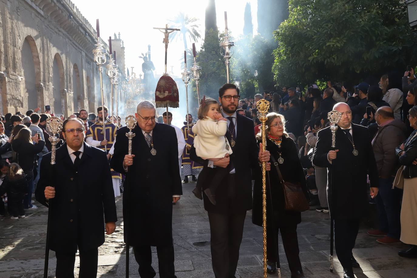 Fotos: La elegante procesión triunfal del Señor del Calvario en Córdoba