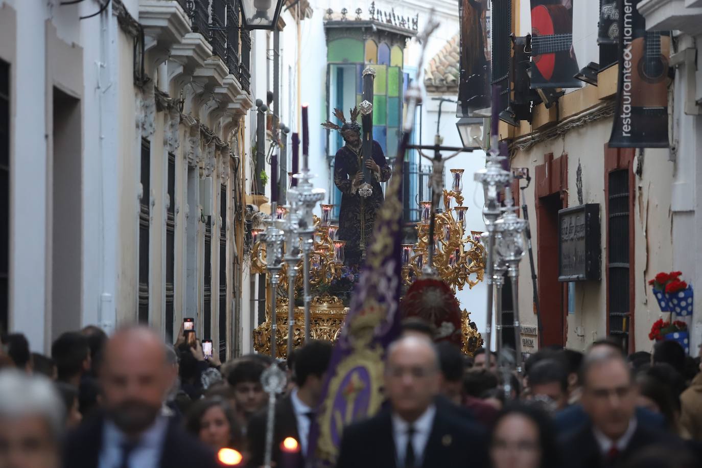 Fotos: La elegante procesión triunfal del Señor del Calvario en Córdoba
