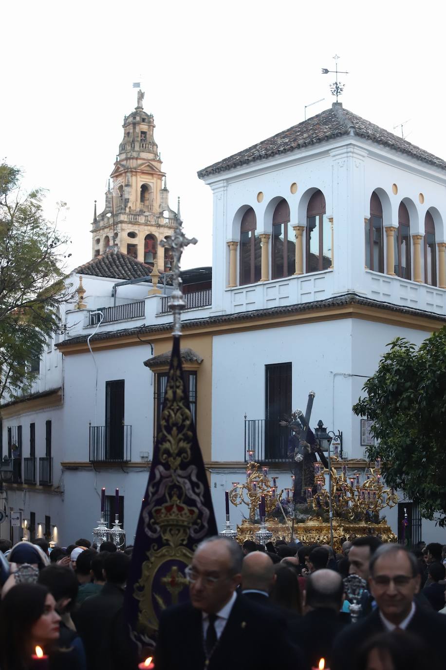 Fotos: La elegante procesión triunfal del Señor del Calvario en Córdoba