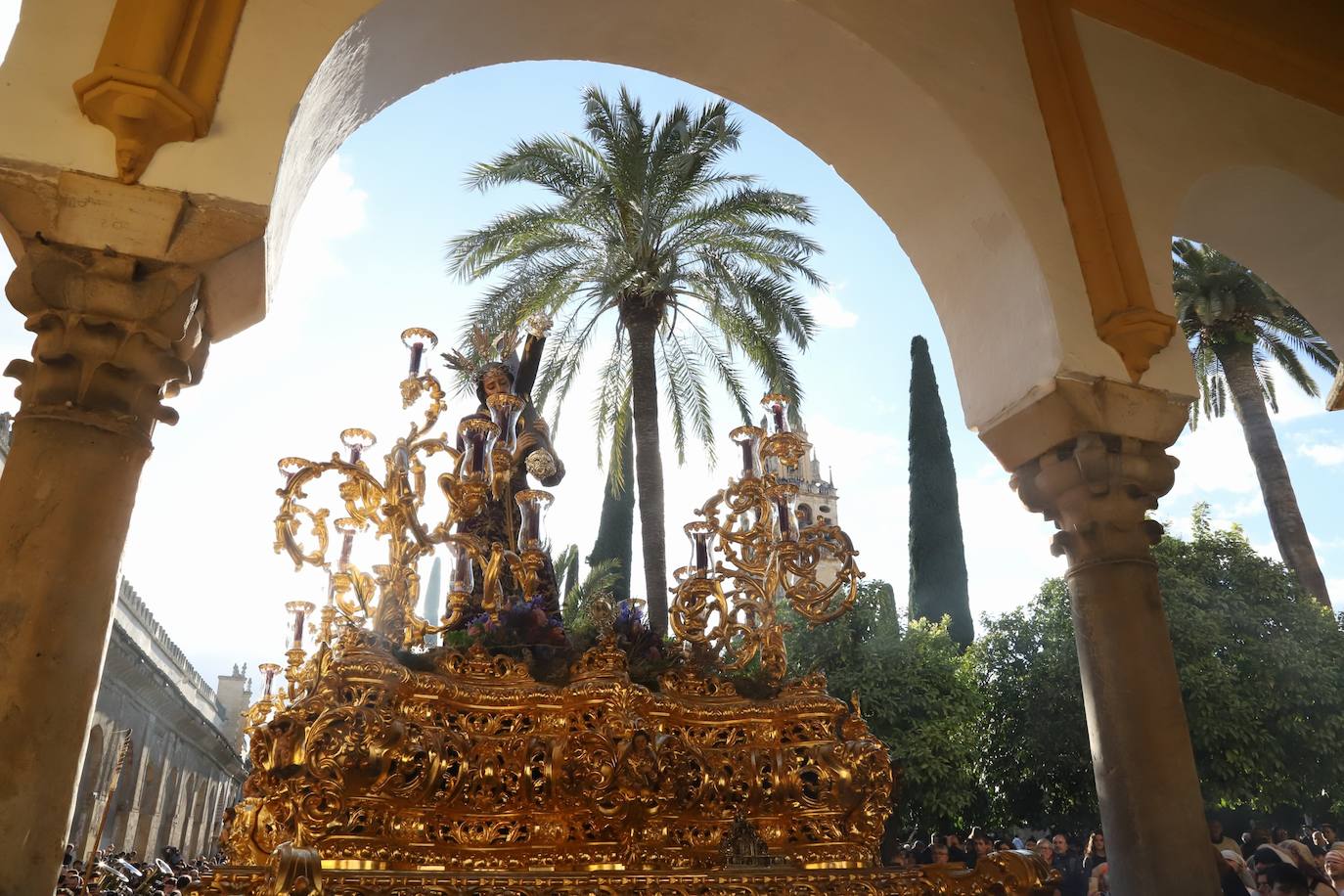Fotos: La elegante procesión triunfal del Señor del Calvario en Córdoba