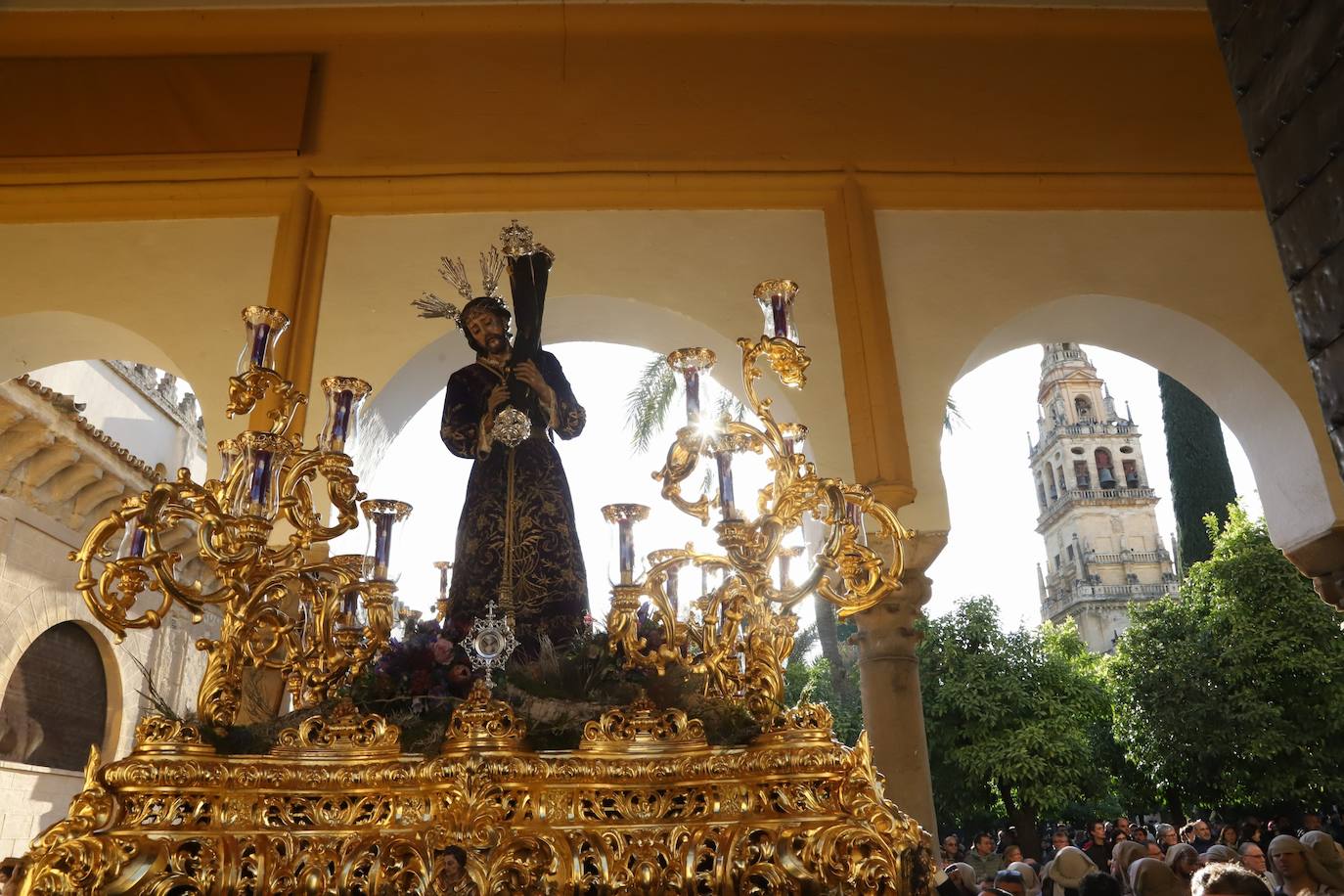 Fotos: La elegante procesión triunfal del Señor del Calvario en Córdoba