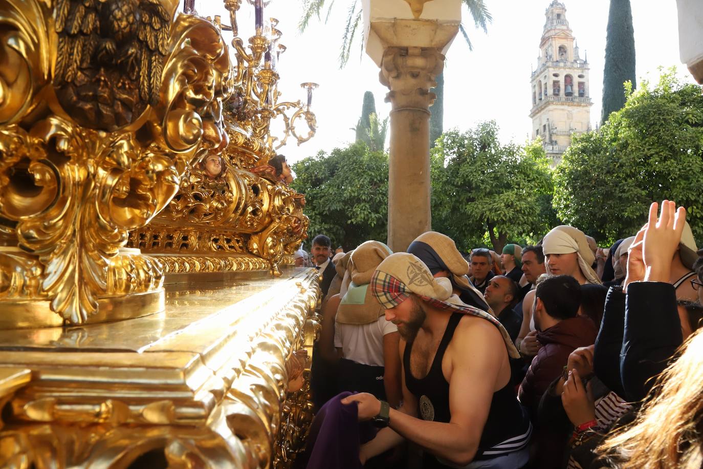 Fotos: La elegante procesión triunfal del Señor del Calvario en Córdoba