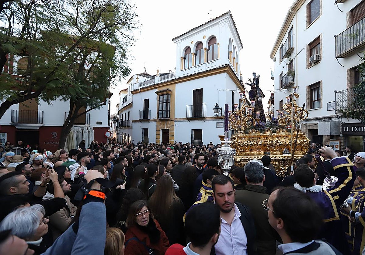 El Señor del Calvario, por la plaza de la Agrupación de Cofradías, entre multitudes, este domingo