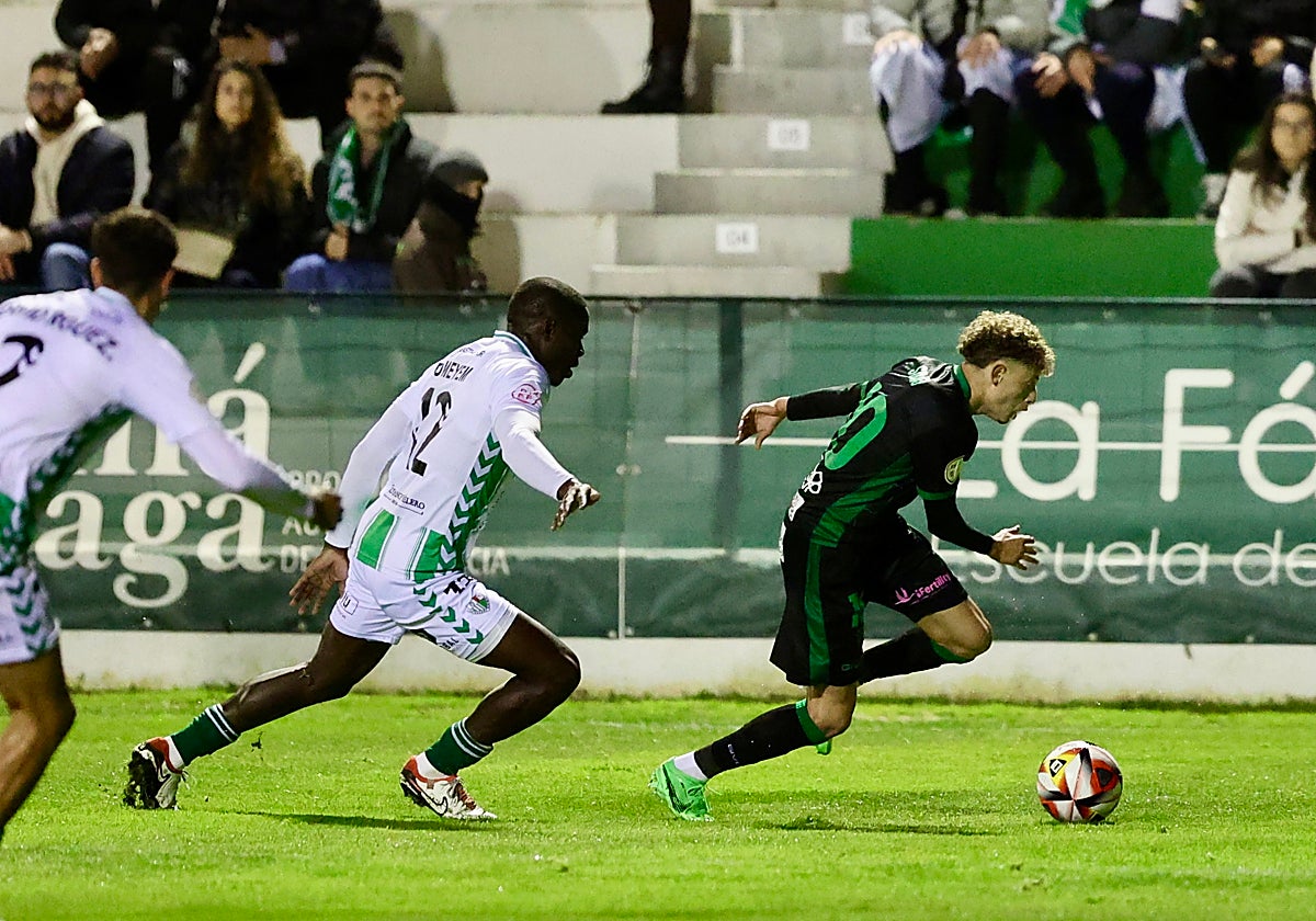 Simo conduce el balón durante el partido en Antequera