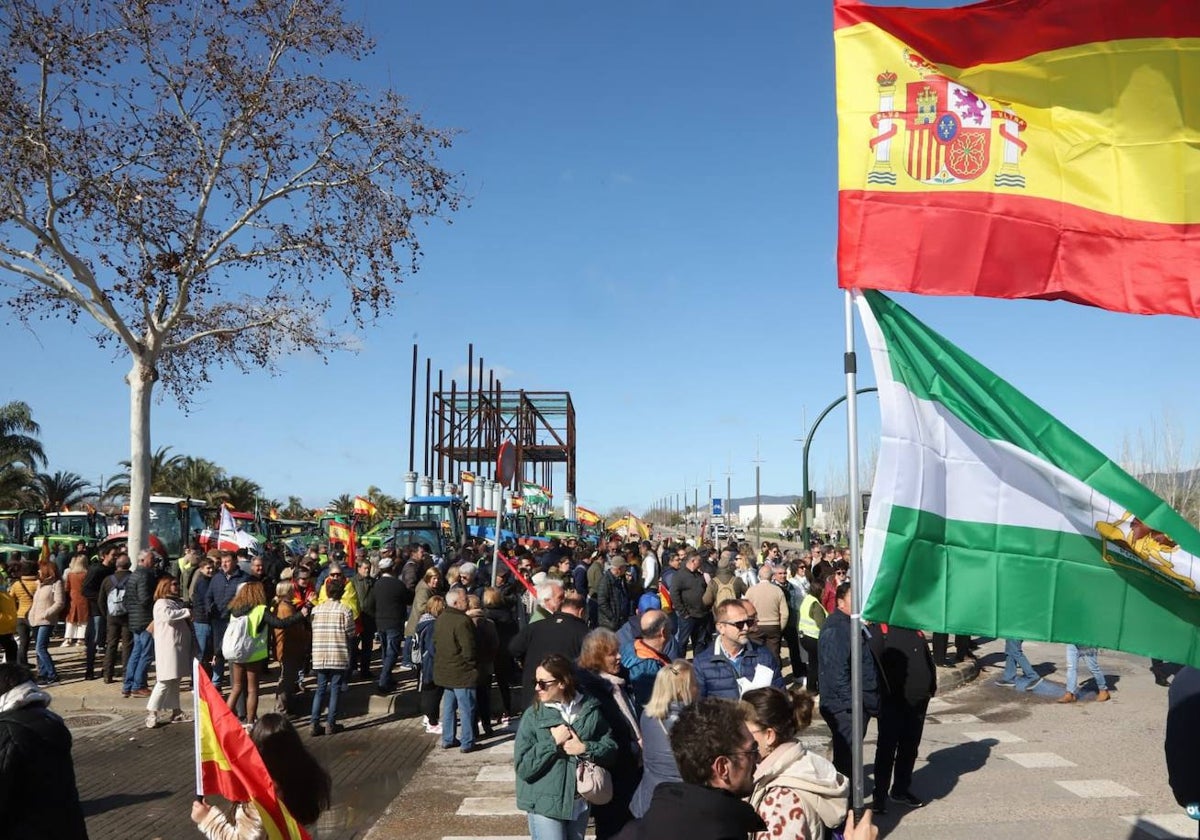 Los tractores a su llegada al Arenal donde se concentran antes de entrar en el centro