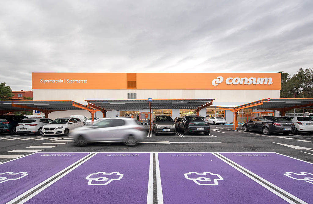 Imagen de puntos de carga para coches eléctricos a las puertas de Consum