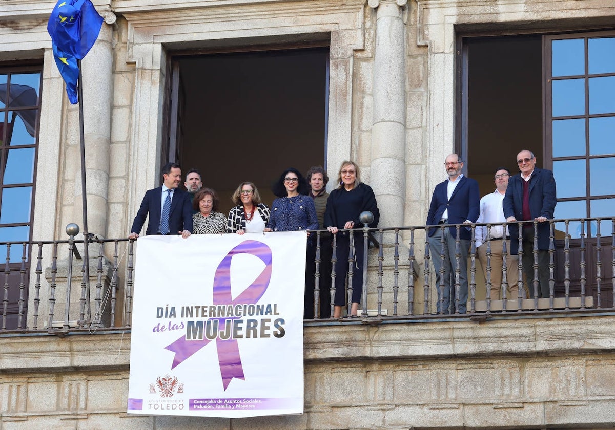La oposición deja solo al equipo de gobierno en el despliegue de la pancarta del Día de la Mujer