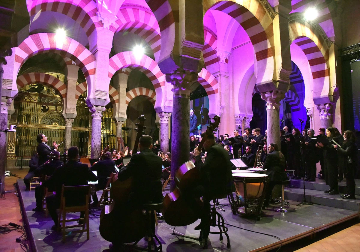 Clemente Mata, a la izquierda, dirige a la Orquesta y Coro de la Catedral