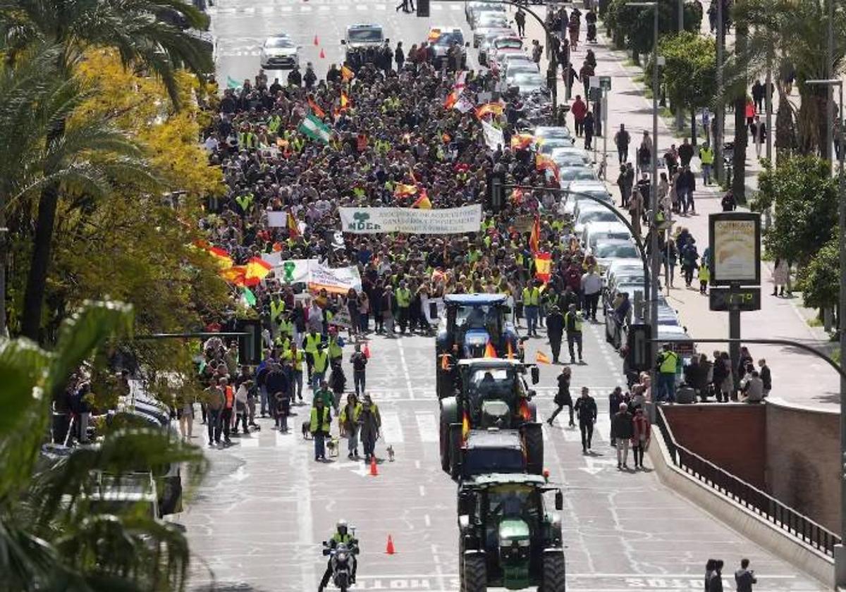 La protesta de los agricultores a su paso por avenida Vallellano y Paseo de la Victoria